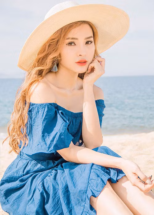 Mới đây, nữ ca sĩ đã gia nhập cuộc đua các mỹ nhân Việt đăng ảnh hở bạo trên trang cá nhân.