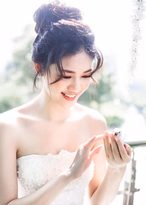 Thanh Tú chia sẻ trên Zing, bạn trai hơn cô nhiều tuổi nhưng cả hai không có sự cách biệt thế hệ.