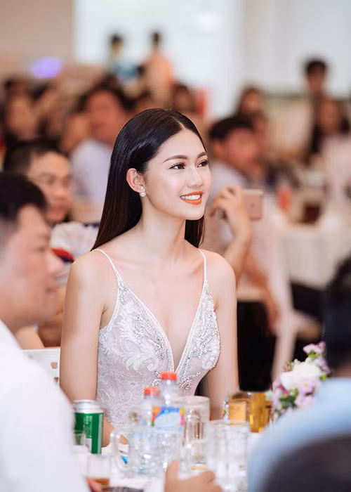 Ngoài có vẻ đẹp ngoại hình lẫn tri thức, á hậu sinh năm 1994 còn chiếm được thiện cảm của nhiều khán giả bởi đời tư sạch scandal.