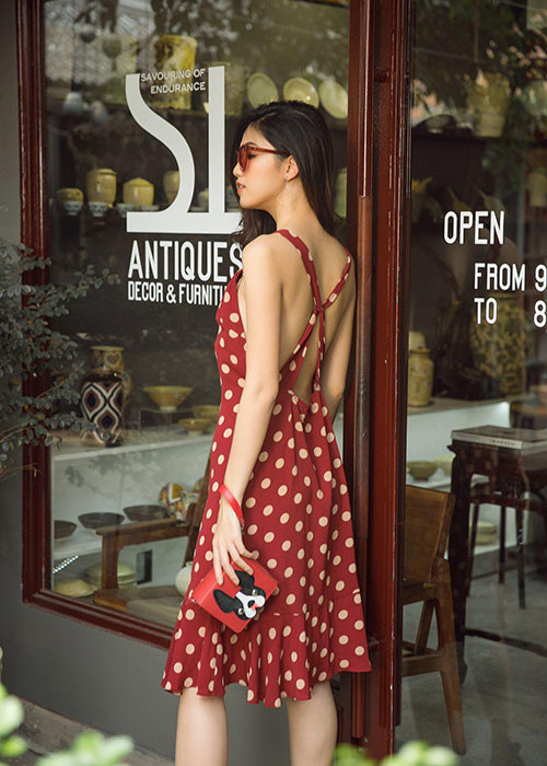 Em gái của Á hậu Trà My khoe lưng trần quyến rũ khi xuống phố.