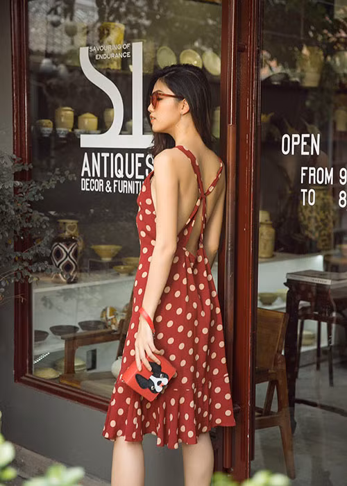 Em gái của Á hậu Trà My khoe lưng trần quyến rũ khi xuống phố.