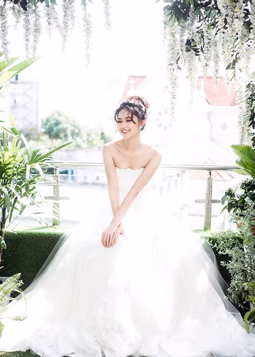 Loat anh goi cam cua A hau Thanh Tu sap cuoi ban trai U40