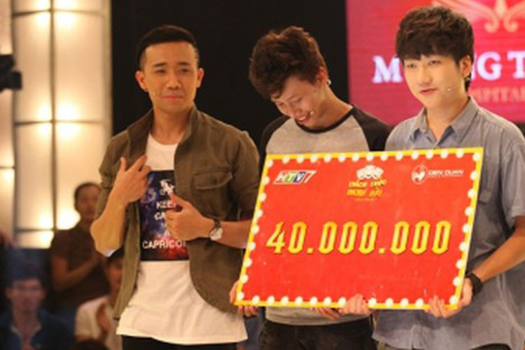 Ở tập 6 Thách thức danh hài năm 2015, giám khảo Trấn Thành vướng nghi vấn cười bất chấp với tiết mục không mấy ấn tượng của Bình Hưng và Phát La. Ảnh: Người đưa tin