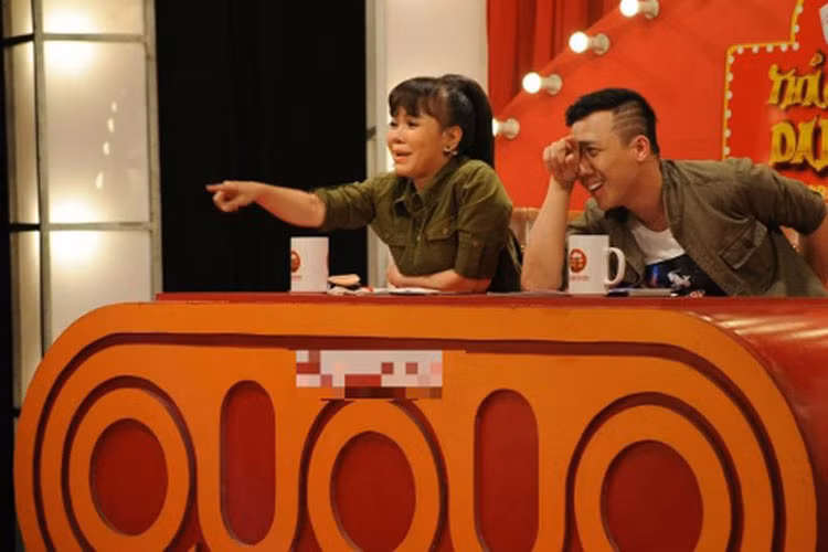 Giám khảo Việt Hương thắc mắc lý do Trấn Thành cười dù miếng hài của thí sinh quá cũ. Nam danh hài giải thích do mặt hai thí sinh này ngây thơ quá nên anh thích. Ảnh: Người đưa tin