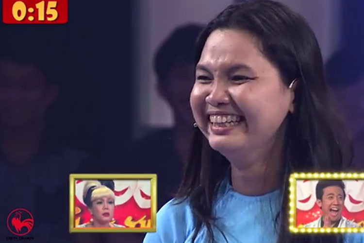 Trong tập 7 Thách thức danh hài mùa 2, ở vòng thi cuối cùng, cô giáo Thúy An có tiết mục không hấp dẫn nhưng không hiểu vì sao Trấn Thành lại bật cười. Ảnh: Zing