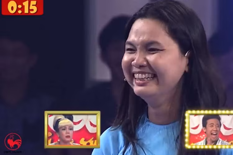 Trong tập 7 Thách thức danh hài mùa 2, ở vòng thi cuối cùng, cô giáo Thúy An có tiết mục không hấp dẫn nhưng không hiểu vì sao Trấn Thành lại bật cười. Ảnh: Zing