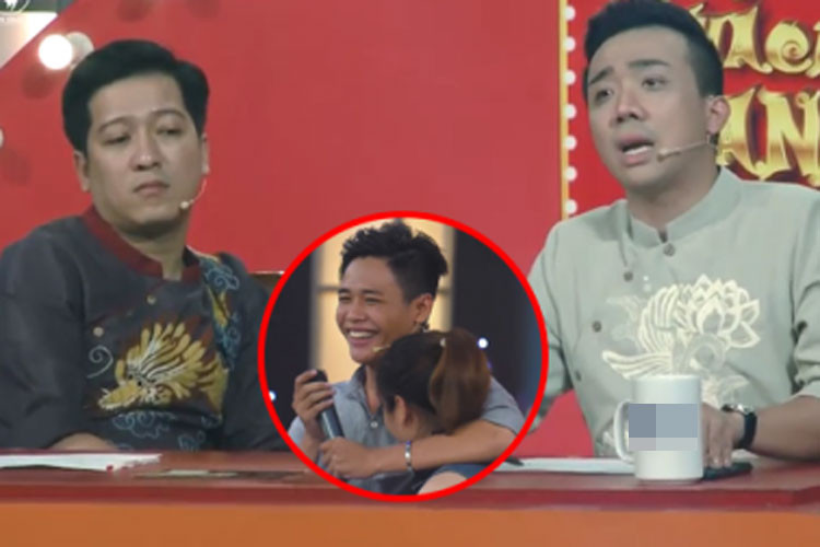 Ở tiết mục của Tấn Lợi trong chung kết Thách thức danh hài mùa 3, Trường Giang không hề nở một nụ cười nào trong khi Trấn Thành cười nghiêng ngả. Ảnh: Saostar