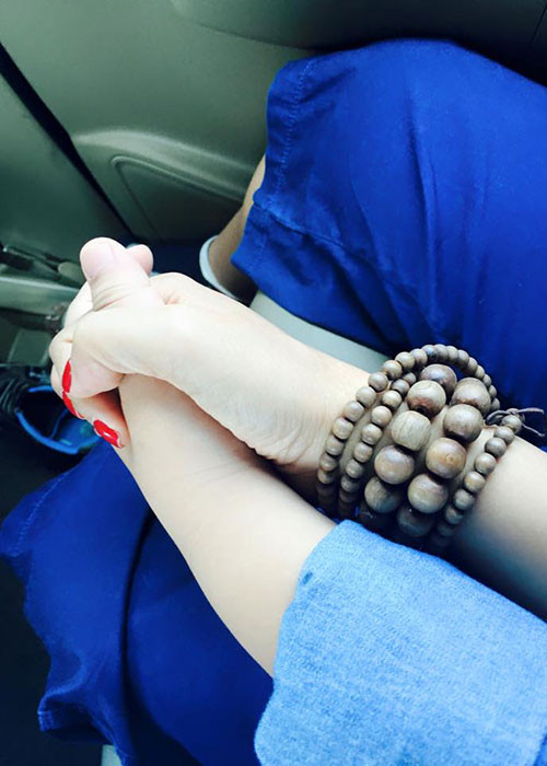 Nữ diễn viên một mình nuôi con trai. Cả hai hiện sống trong một khu nhà vườn ở ngoại ô.