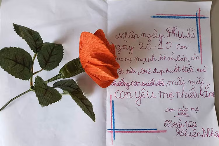 Ngày 20/10, con trai của Việt Trinh luôn dành tặng mẹ những món quà. Dịp lễ năm nay, bé Thiện Thân tặng Việt Trinh bông hoa hồng kèm bức thư chúc mừng mẹ.
