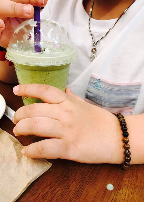 Bé Thiện Nhân sở hữu đôi bàn tay mũm mĩm.