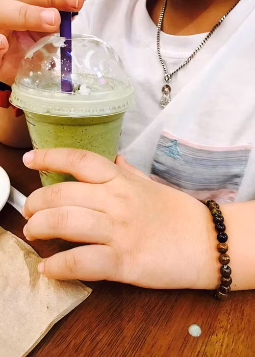 Bé Thiện Nhân sở hữu đôi bàn tay mũm mĩm.