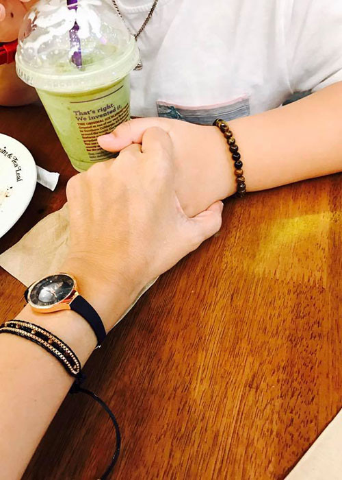 Nữ diễn viên phim "Người đẹp Tây Đô" đăng tải hình ảnh nắm tay con trai.