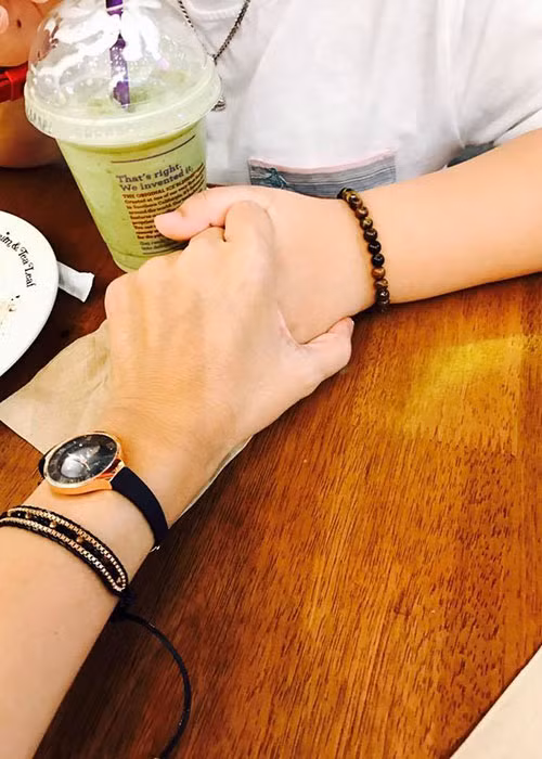 Nữ diễn viên phim "Người đẹp Tây Đô" đăng tải hình ảnh nắm tay con trai.