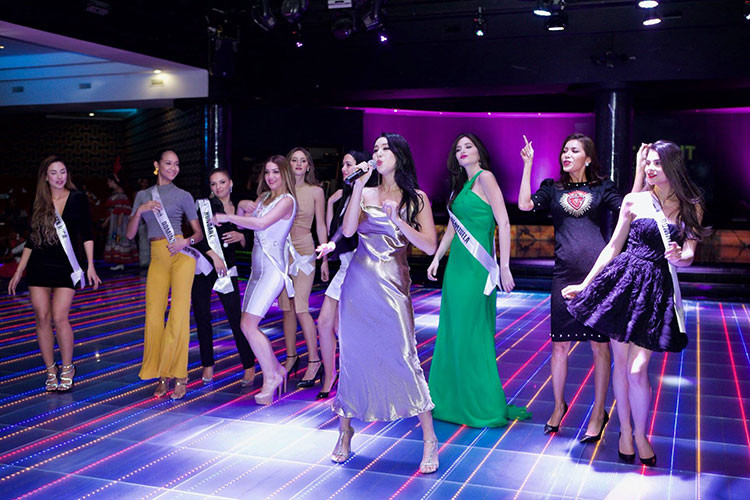  Đại diện Việt Nam Minh Tú tiếp tục ghi điểm khi giúp đại diện Venezuela đeo lại dải băng bị rơi.