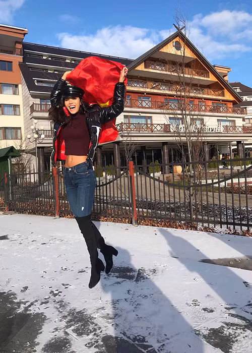 Giữa ồn ào, Minh Tú viết trên trang cá nhân: "Dù ngoài kia có bao sóng gió, cứ nhìn lên bầu trời và hỏi ta ở đây là vì điều gì".