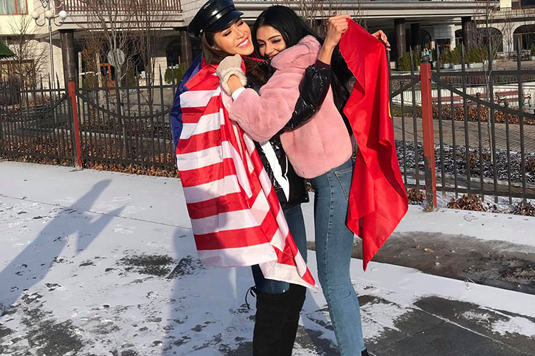 Cô vui vẻ bên các thí sinh mặc ồn ào.