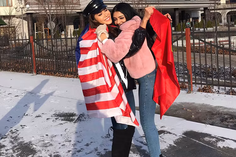 Cô vui vẻ bên các thí sinh mặc ồn ào.