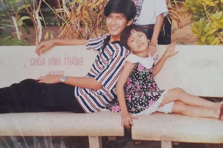 Gần đây, trong một buổi phỏng vấn tại cuộc thi, Minh Tú đã bật khóc khi nhắc đến mẹ và anh trai.