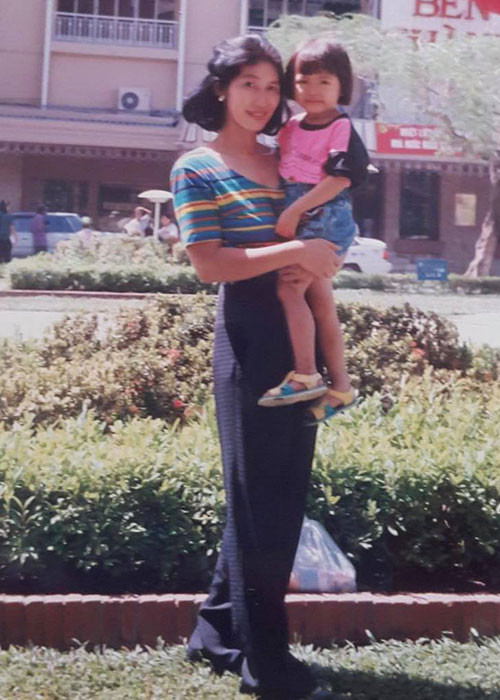 Minh Tú mới đây còn đăng tải hình ảnh bên mẹ và anh trai đồng thời bày tỏ cảm giác nhớ nhà.