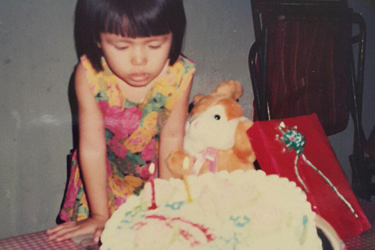 Người đẹp cho hay mẹ và anh trai đã hy sinh rất nhiều để cô có cơ hội học hành đến nơi đến chốn.