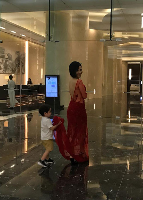 Hơn 3 tuổi, con trai lai Tây của Thu Minh đã biết nâng váy giúp mẹ.