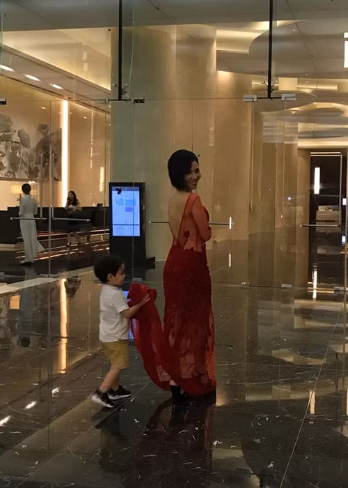 Hơn 3 tuổi, con trai lai Tây của Thu Minh đã biết nâng váy giúp mẹ.