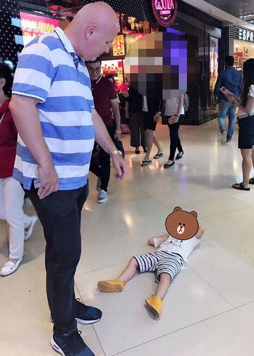 Khoảnh khắc con trai Thu Minh nằm ăn vạ với bố mẹ khiến fans thích thú.