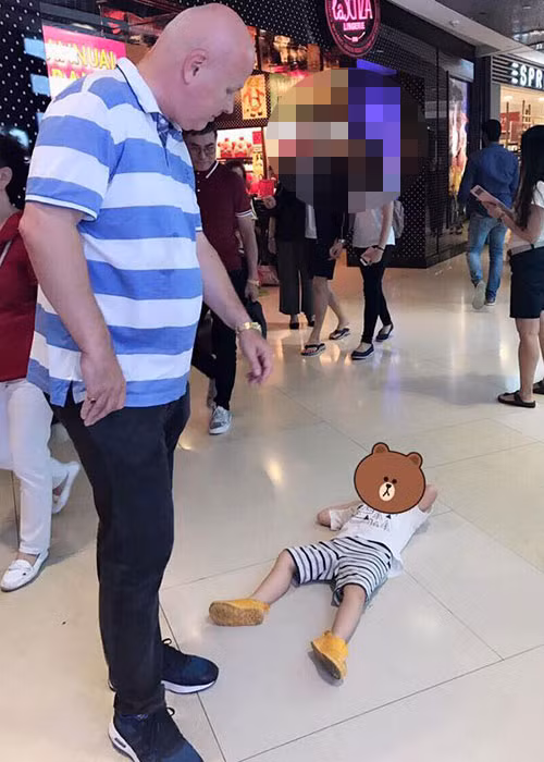 Khoảnh khắc con trai Thu Minh nằm ăn vạ với bố mẹ khiến fans thích thú.