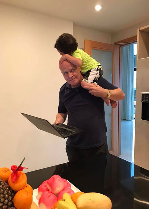 Ông xã của Thu Minh dù bận rộn vẫn luôn dành thời gian chơi cùng con trai.