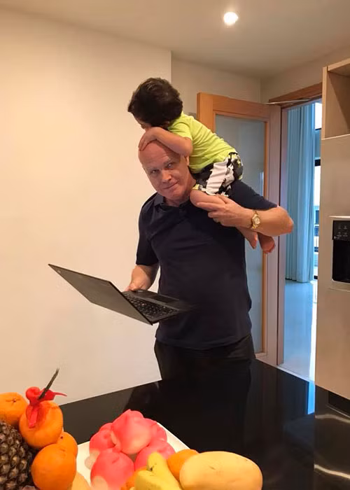 Ông xã của Thu Minh dù bận rộn vẫn luôn dành thời gian chơi cùng con trai.