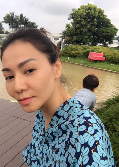 Khoảnh khắc bình yên của Thu Minh bên con trai.