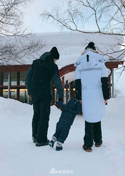 Tháng 8/2018, nam diễn viên bất ngờ vướng tin đồn lén lút đi du lịch cùng Cổ Lực Na Trát. Tuy nhiên, đây chỉ là tin đồn thất thiệt.