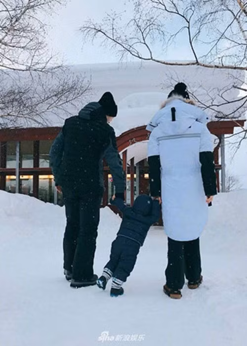 Tháng 8/2018, nam diễn viên bất ngờ vướng tin đồn lén lút đi du lịch cùng Cổ Lực Na Trát. Tuy nhiên, đây chỉ là tin đồn thất thiệt.