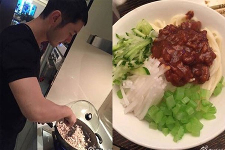 Huỳnh Hiểu Minh hết mực chiều chuộng Angelababy từ nấu ăn đến đút cho cô ăn.