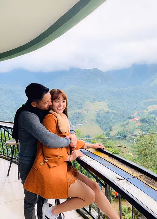 Cặp đôi có nhiều khoảnh khắc tình cảm bên nhau trong chuyến du lịch.