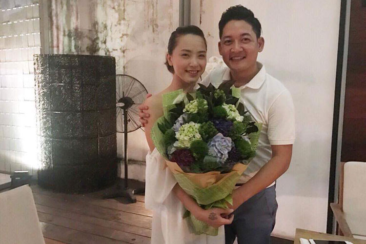 Giọng ca "Viên đá nhỏ" không giấu được niềm hạnh phúc bên ông xã qua nụ cười, ánh mắt.