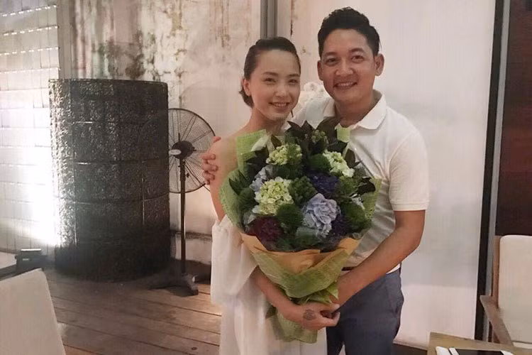 Giọng ca "Viên đá nhỏ" không giấu được niềm hạnh phúc bên ông xã qua nụ cười, ánh mắt.