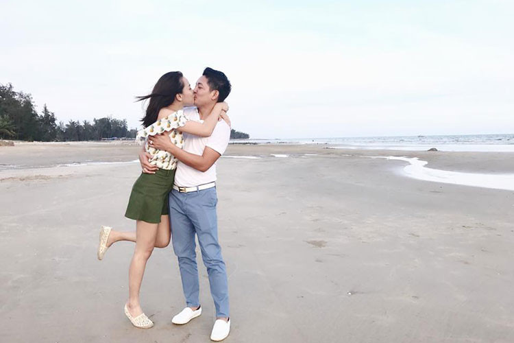 Hình ảnh Hải Băng ôm hôn Thành Đạt trong một chuyến đi biển.