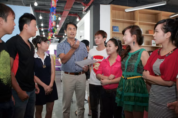 Trong cuộc phỏng vấn với Pháp luật Xã hội vào năm 2009, Đồng Thanh Bình phủ nhận tin đồn tình cảm với diễn viên trong phim "Nhà có nhiều cửa sổ". Ảnh: Lao động