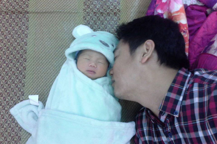 Sau đám cưới, bà xã của Đồng Thanh Bình hạ sinh con trai đầu lòng. Hiện tại, vợ chồng nam diễn viên đang háo hức chờ đợi thiên thần nhỏ thứ hai chào đời. Ảnh: Thế giới trẻ