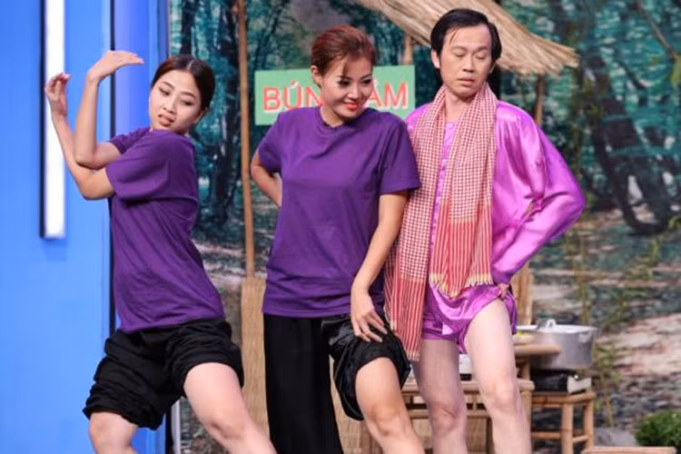 Đôi chân của Hoài Linh không chỉ thon gọn mà còn trắng nõn nà khiến nhiều cô gái phải ghen tỵ. Ảnh: Dân Việt