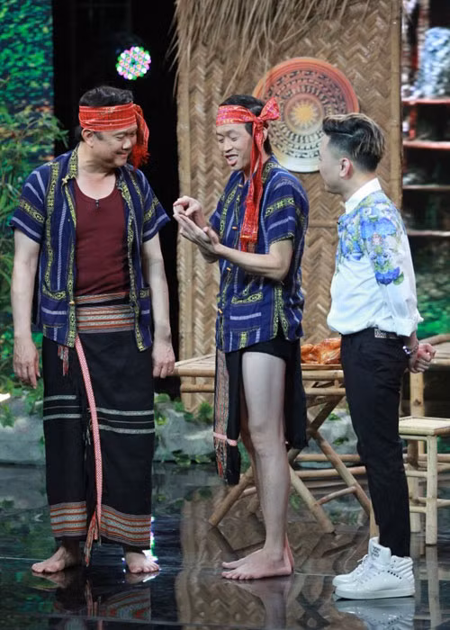 Nam danh hài để lộ đôi chân trắng nõn nà trong một lần lên sân khấu. Ảnh: Người đưa tin.