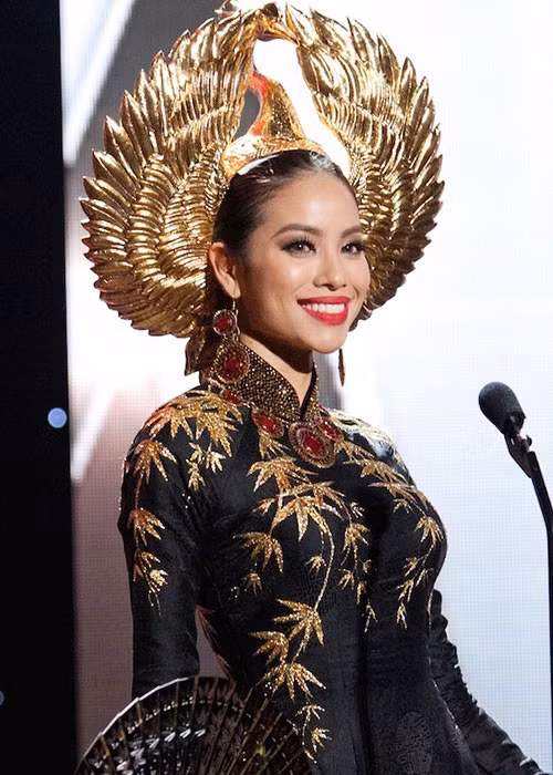 Quốc phục của Phạm Hương lấy ý tưởng từ chim hạc, cây tre và lá trúc. Khi người đẹp trình diễn trên đấu trường nhan sắc quốc tế, thiết kế gây chú ý. Ảnh: Pháp luật plus