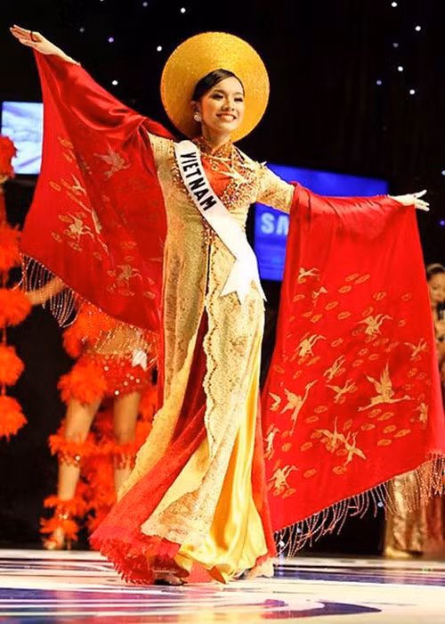 Thùy Lâm lại mang đến Hoa hậu Hoàn vũ Thế giới 2009 bộ quốc phục được cách điệu từ trang phục của Nam Phương hoàng hậu. Ảnh: Vietnamnet