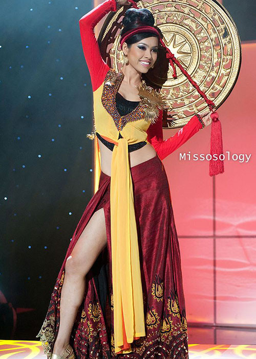 Tuy vậy, cũng có quốc phục của đại diện Việt Nam gây tranh cãi. Trong hình, trang phục dân tộc của Hoàng My tại mùa giải năm 2011 bị chê quá gợi cảm. Ảnh: Tiền Phong