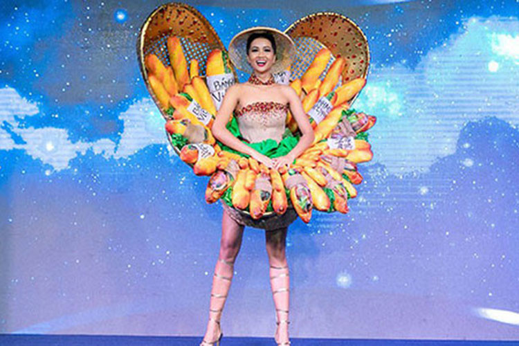H'hen Niê mang bộ quốc phục "Bánh Mì" đi thi Miss Universe 2018. Trang phục"Bánh Mì" của H'hen Niê vấp phải những ý kiến trái chiều từ dư luận trong nước, tuy nhiên fan quốc tế lại khen ngợi thiết kế sáng tạo. Ảnh: VOV