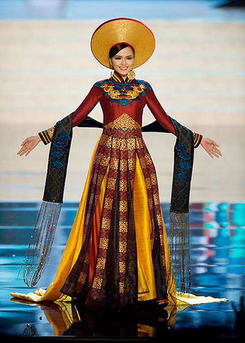 Tại cuộc thi Hoa hậu Hoàn vũ Thế giới 2012, Diễm Hương tự tin trình diễn bộ quốc phục thêu hoa văn thổ cẩm. Ảnh: Khám phá