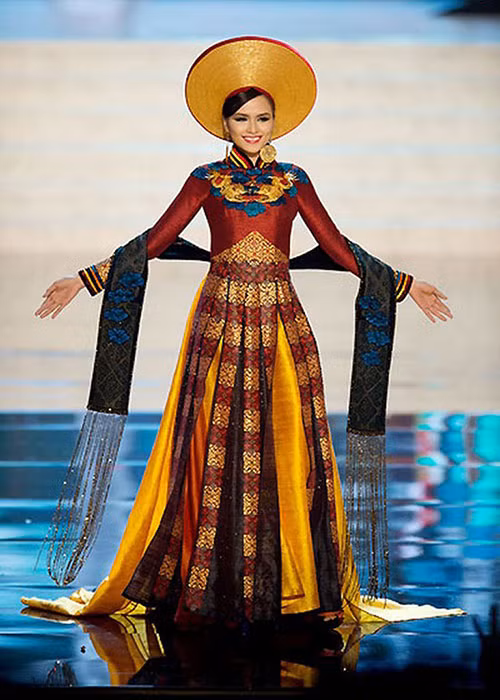 Tại cuộc thi Hoa hậu Hoàn vũ Thế giới 2012, Diễm Hương tự tin trình diễn bộ quốc phục thêu hoa văn thổ cẩm. Ảnh: Khám phá