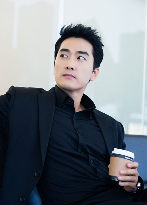 Tài tử phim "Trái tim mùa thu" đã bước sang tuổi 42 nhưng vẫn điển trai, phong độ. Ảnh: Naver