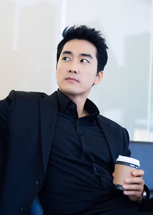 Tài tử phim "Trái tim mùa thu" đã bước sang tuổi 42 nhưng vẫn điển trai, phong độ. Ảnh: Naver